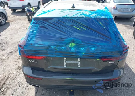 2021 Volvo V60 Cross Country T5 z USA, uszkodzony, nr VIN YV4102WK1M1071620